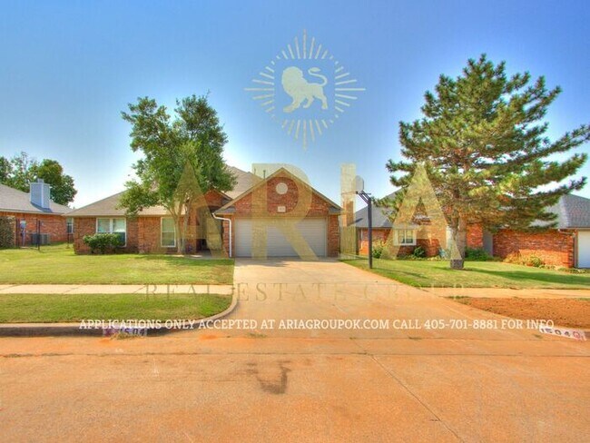 Building Photo - Four Bedroom 2 Bath Moore House Available ...