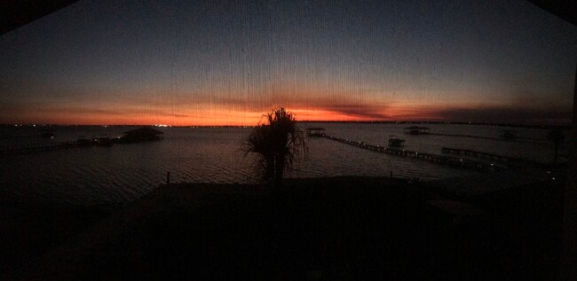 Building Photo - 2381 NW Lakeview Dr