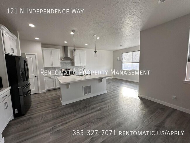 Building Photo - 121 N Independence Way