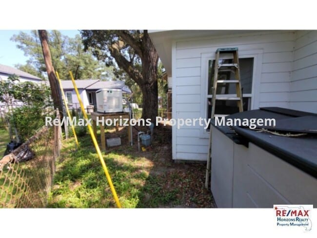 Building Photo - Fantastic Navy Point Home!