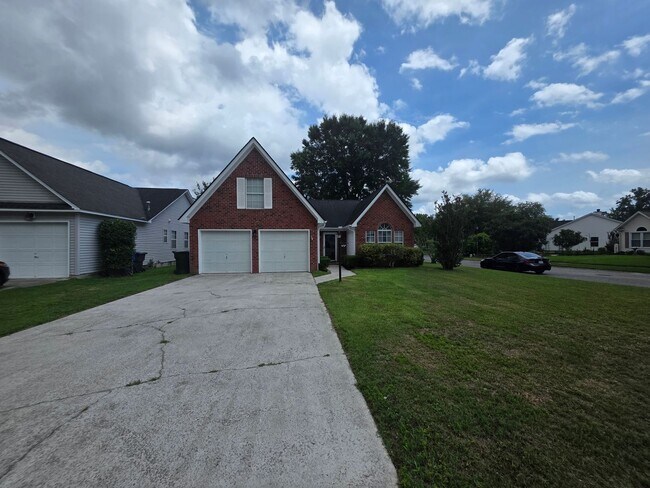 Foto del edificio - Charming 3-Bedroom Home in Desirable Shadowmoss Community