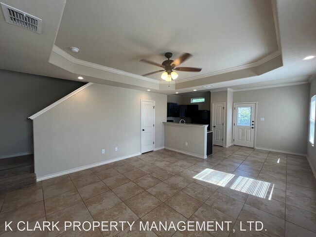 Building Photo - 3 br, 2.5 bath House - 6918 LAKEVIEW DR #102