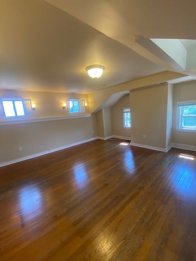 Building Photo - 261 Main St