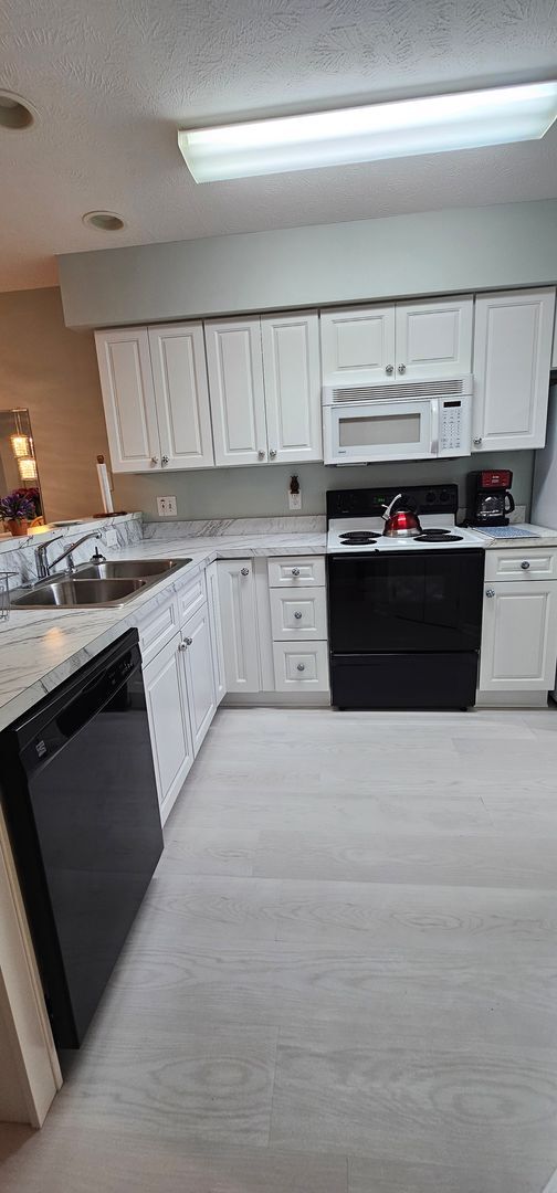 Building Photo - Beautiful 2 Bed / 2 Bath Furnished Condo A...