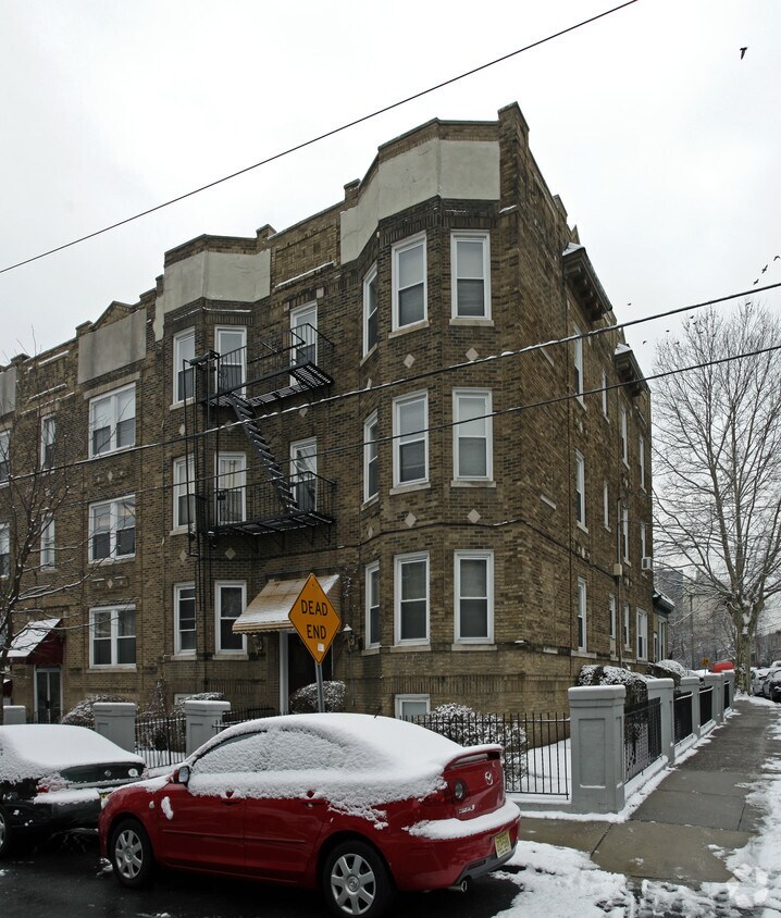 Building Photo - 17 Oak St