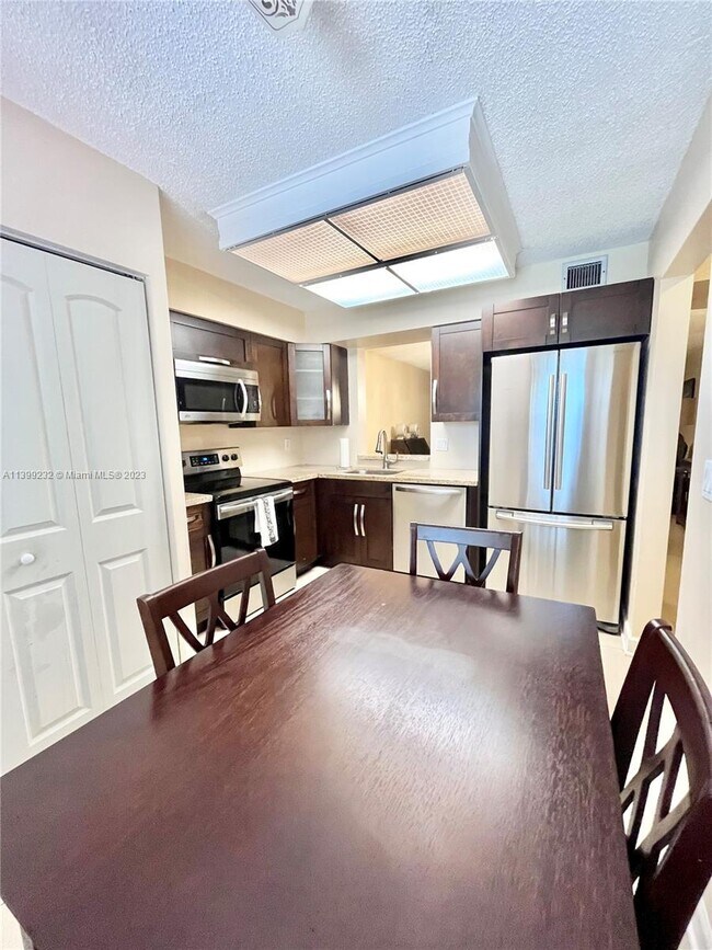 Foto del edificio - 7320 Lake Cir Dr