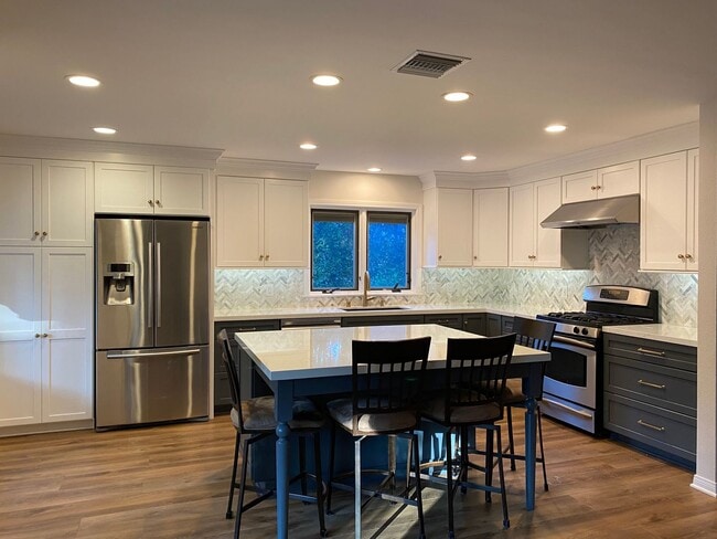 Foto del edificio - Stunning 4 bed, 3 bath furnished Newbury P...