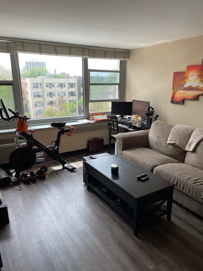 Foto del edificio - 555 W Cornelia Ave