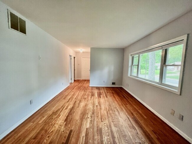 Foto del edificio - 3700 Woodridge Ave