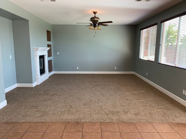 Building Photo - Gorgeous 5 Bedroom Tulare Home for Rent!