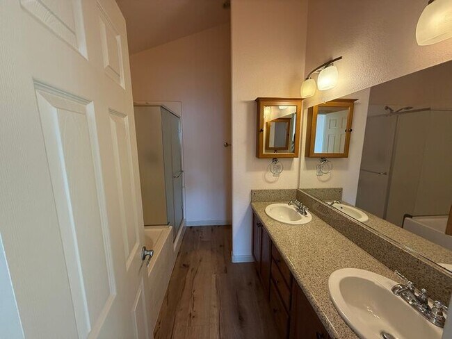 Building Photo - Modern Two–Primary Suite Townhome w/ 2-Car Garage in Sparks