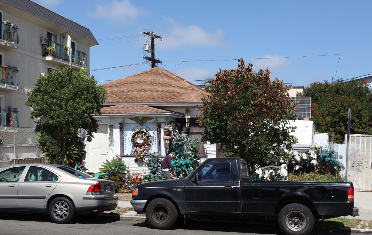 Building Photo - 1058 Essex St