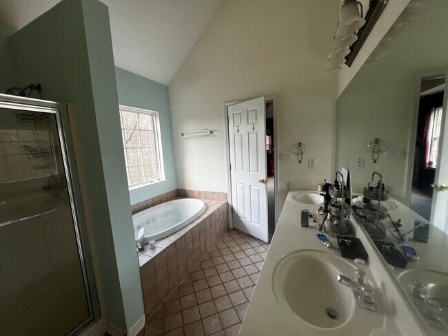 Foto del edificio - 360 Burch Rd