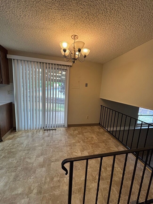 Building Photo - 3 bed, 1.5 bath - Available Now! MileStone...