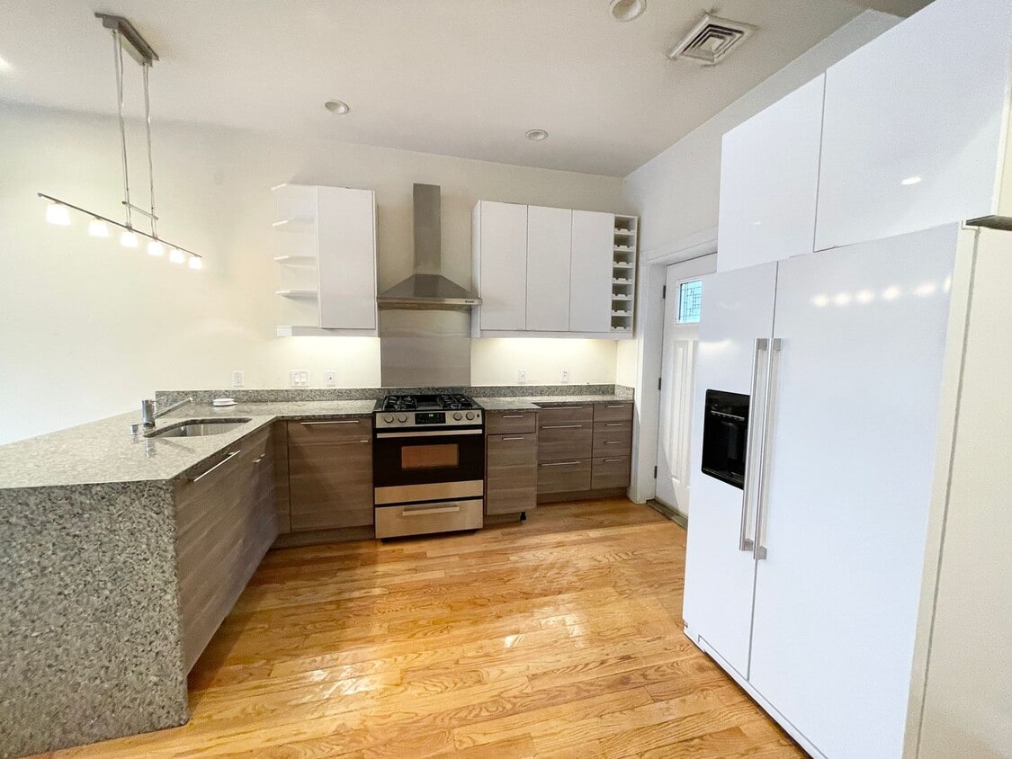 South Boston 5 Bed – Washer/Dryer in Unit – No Fee – 9/1 - South Boston 5 Bed – Washer/Dryer in Unit – No Fee – 9/1