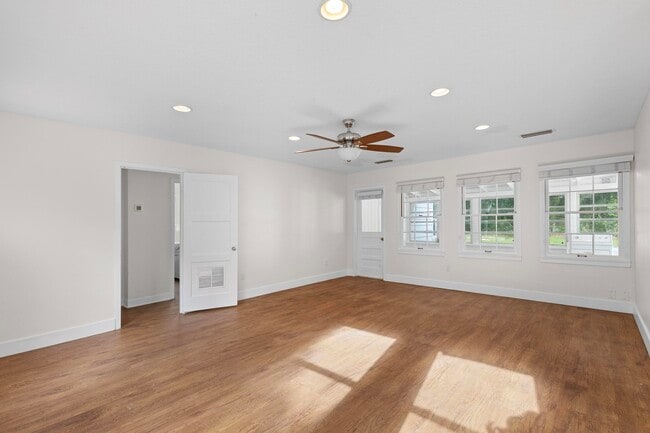 Building Photo - 605 N Amelia Ave
