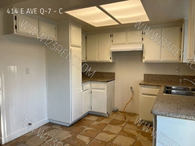 Foto del edificio - 2BD/ 1.5 BATH PALMDALE EAST TOWNHOUSE