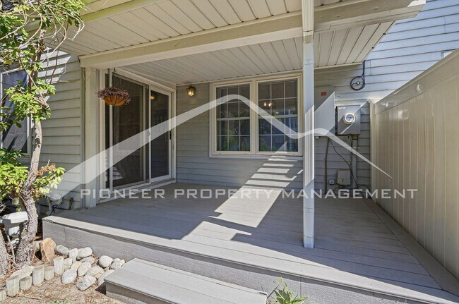 Building Photo - Stunning Townhouse with Washer/Dryer and Central AC