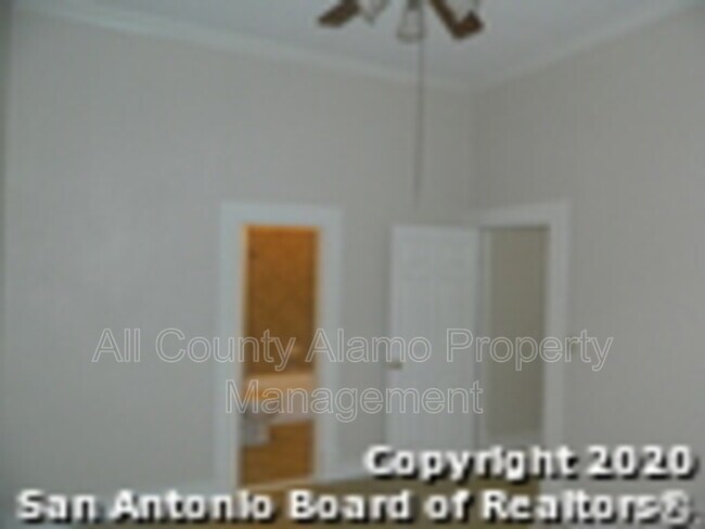 Building Photo - 410 E Evergreen St