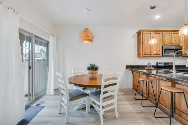 Dining Area and Breakfast Bar - 10441 S Sage Vista Way