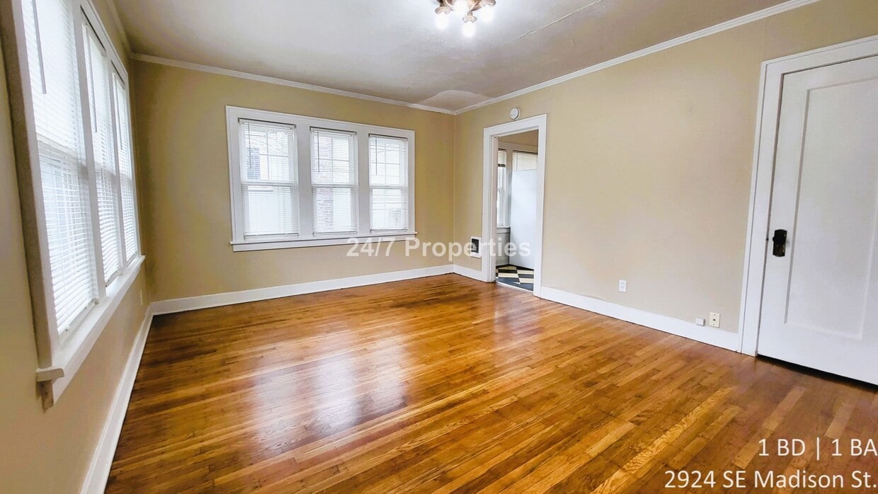 Primary Photo - Vintage 1 BD | 1 BA End Unit - Hawthorne B...