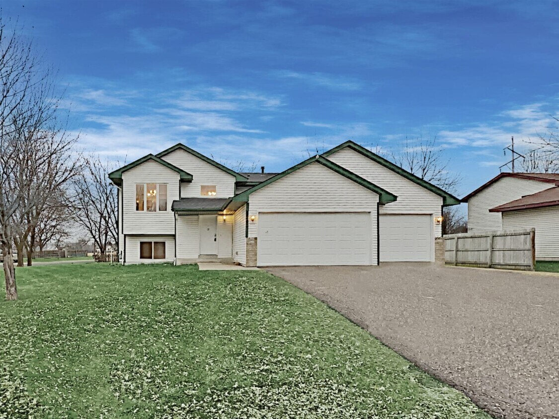Primary Photo - 1202 Juniper Ln