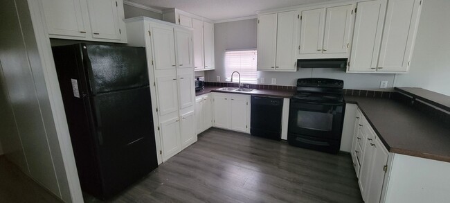 Building Photo - Mobile home in Country Setting