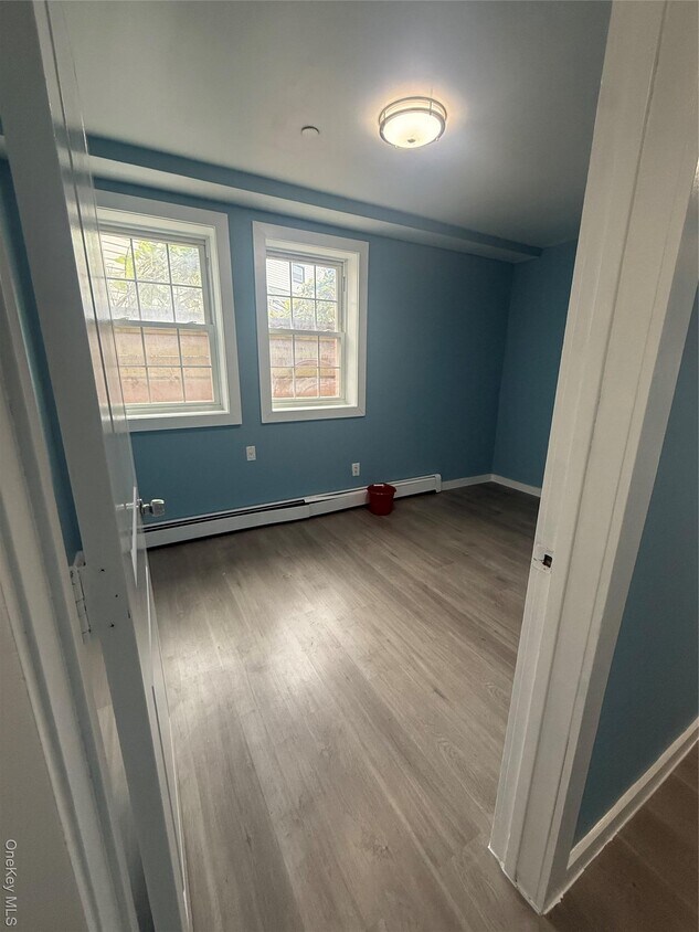 Foto del edificio - 188-27 Woodhull Ave