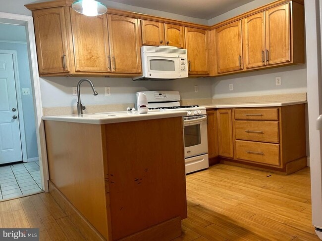 Building Photo - 478 Martin St