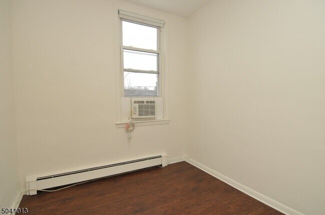 Building Photo - 282 Delano Pl