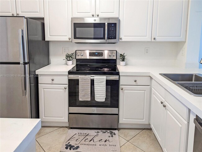 Building Photo - 1911 Sabal Palm Dr