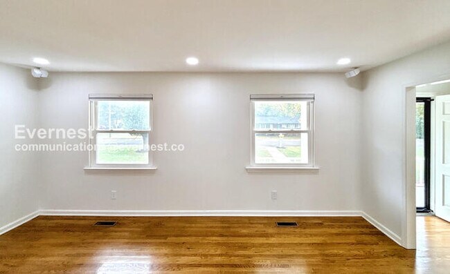 Foto del edificio - 7339 Brookside Dr