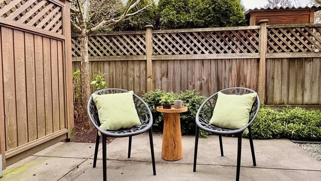 Building Photo - 2430 Henry Av