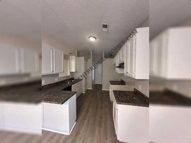 Building Photo - 1063 Squire Mansion