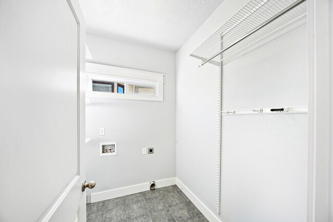 Building Photo - 522 N Maple Ave