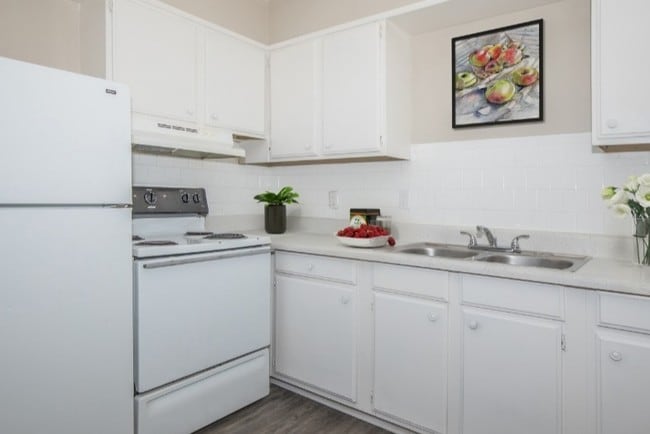 Kitchen - The Summit at Geyer Springs