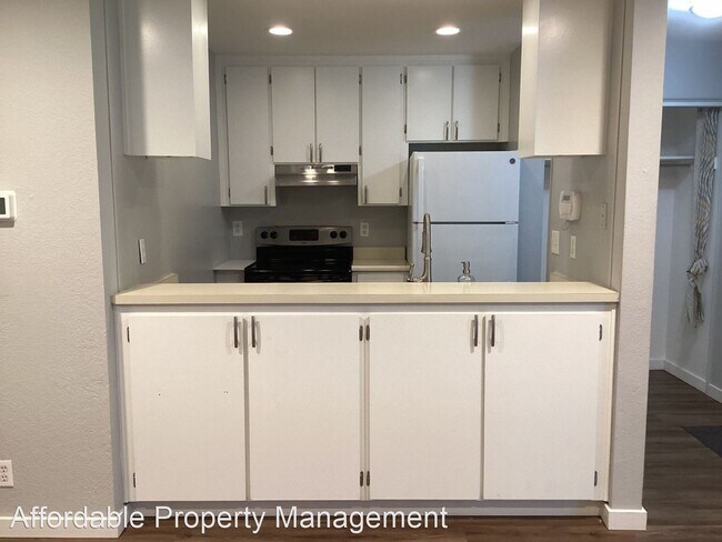 Building Photo - 1 br, 1 bath House - 29626 Red Oak Court #17