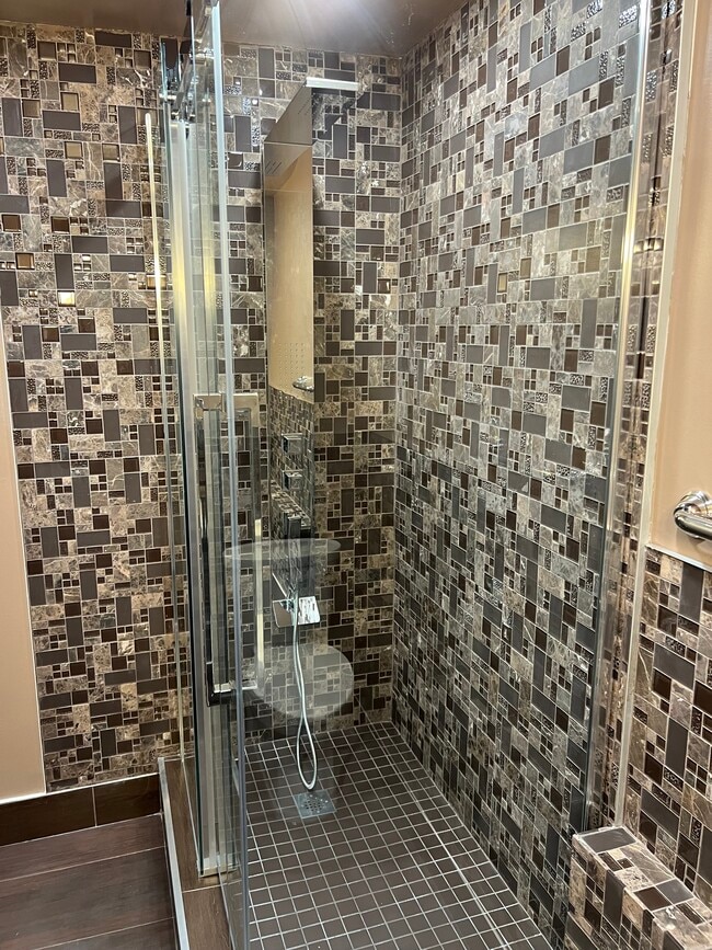 Salle de bain entièrement rénovée - 3025 The Credit Woodlands