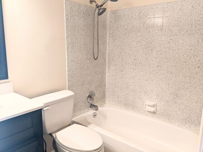 Foto del edificio - Well kept 2 bed/2.5 baths Townhome in the ...