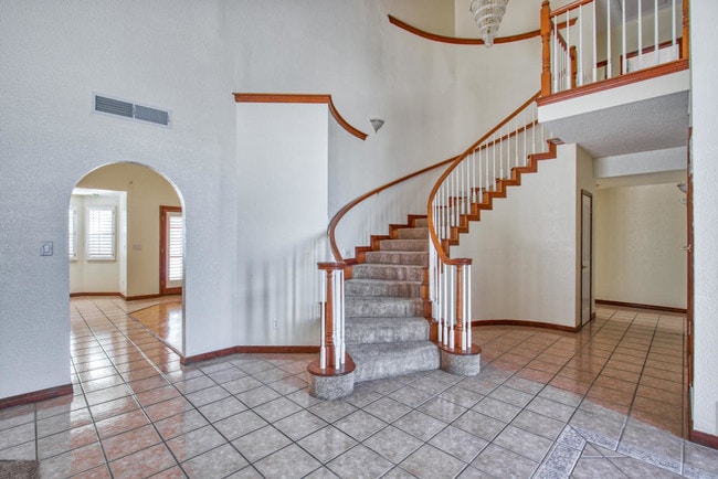 Building Photo - 6912 Crown Ridge Dr