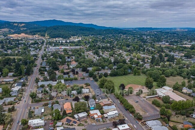 Foto del edificio - 1950 NW Hayes Ave