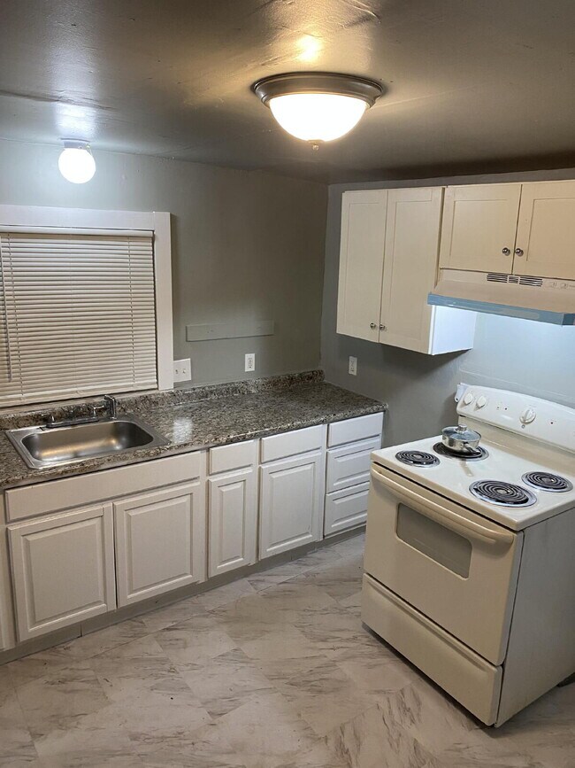 Foto del edificio - Charming 3 Bed, 1 Bath Bungalow in Berkley - Section 8 Preferred