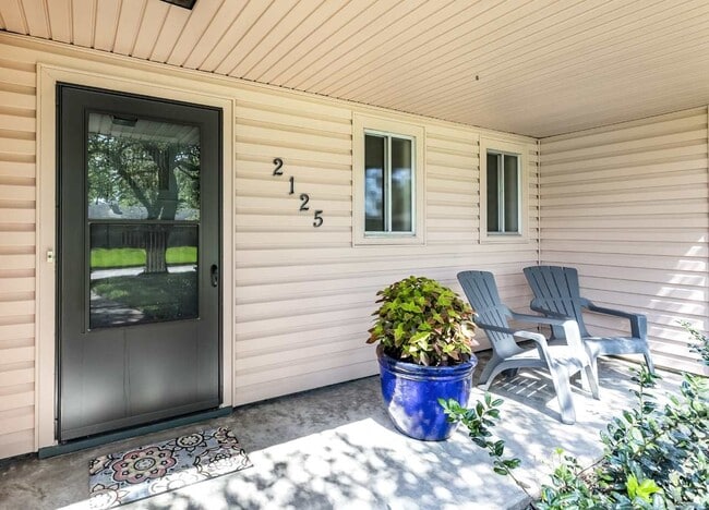 Building Photo - 2125 Shady Ln