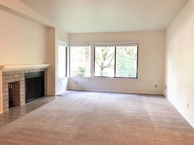 Building Photo - Spacious 2db, 2ba Condo Downtown Bellevue in Tranquil Setting