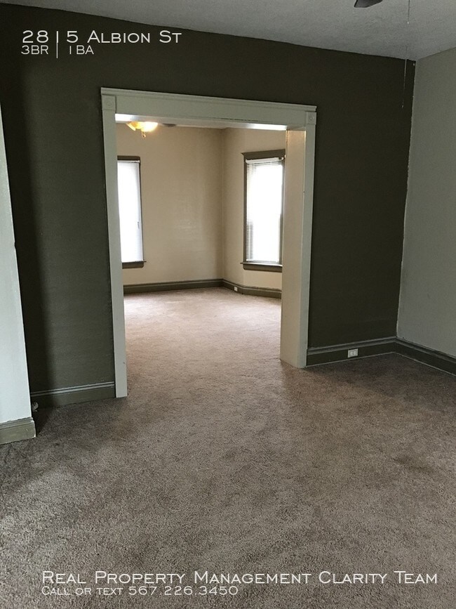 Building Photo - 3 Bed with Updated Kitchen and Bath