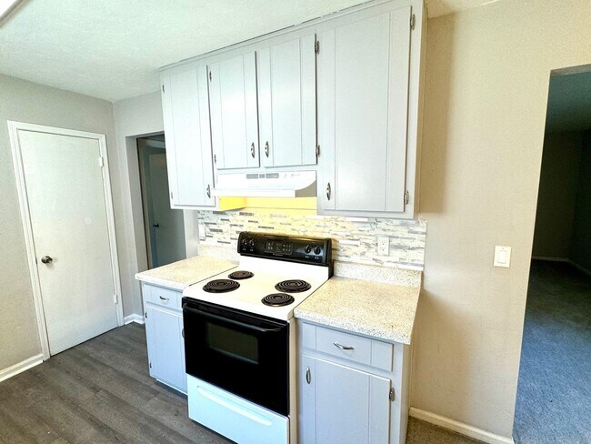 Building Photo - 1401 Lazy Brk