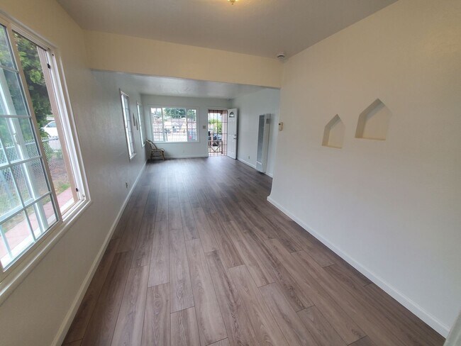 Building Photo - Gated & Spacious 2 Bed/1Bath Home W/ Yard ...
