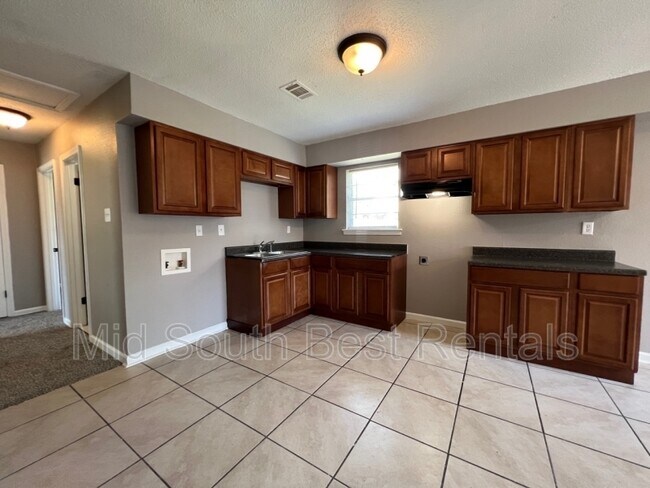 Foto del edificio - 2436 Chattering Ln