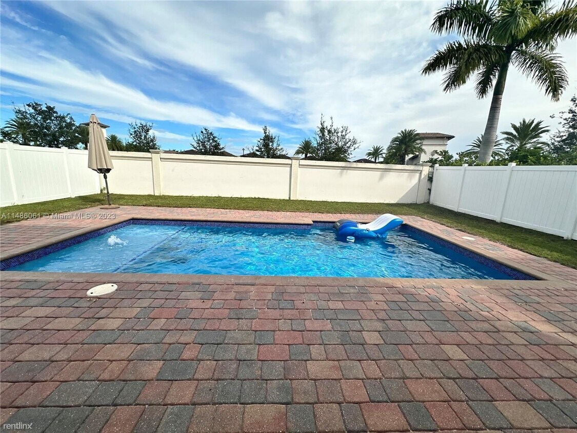 Foto principal - 5 br, 3 bath House - 3577 W 94th Ter