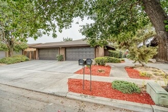 Building Photo - 1441 W Norwich Ave